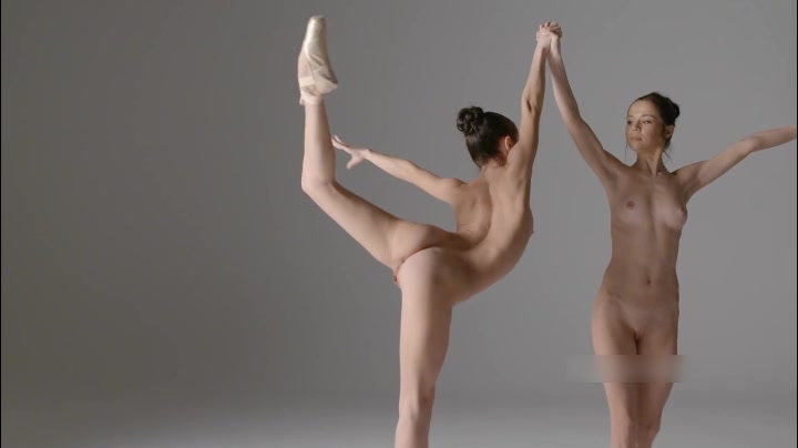 极品双胞胎芭蕾舞演员姐妹玩起了裸体表演秀 真是大饱眼福