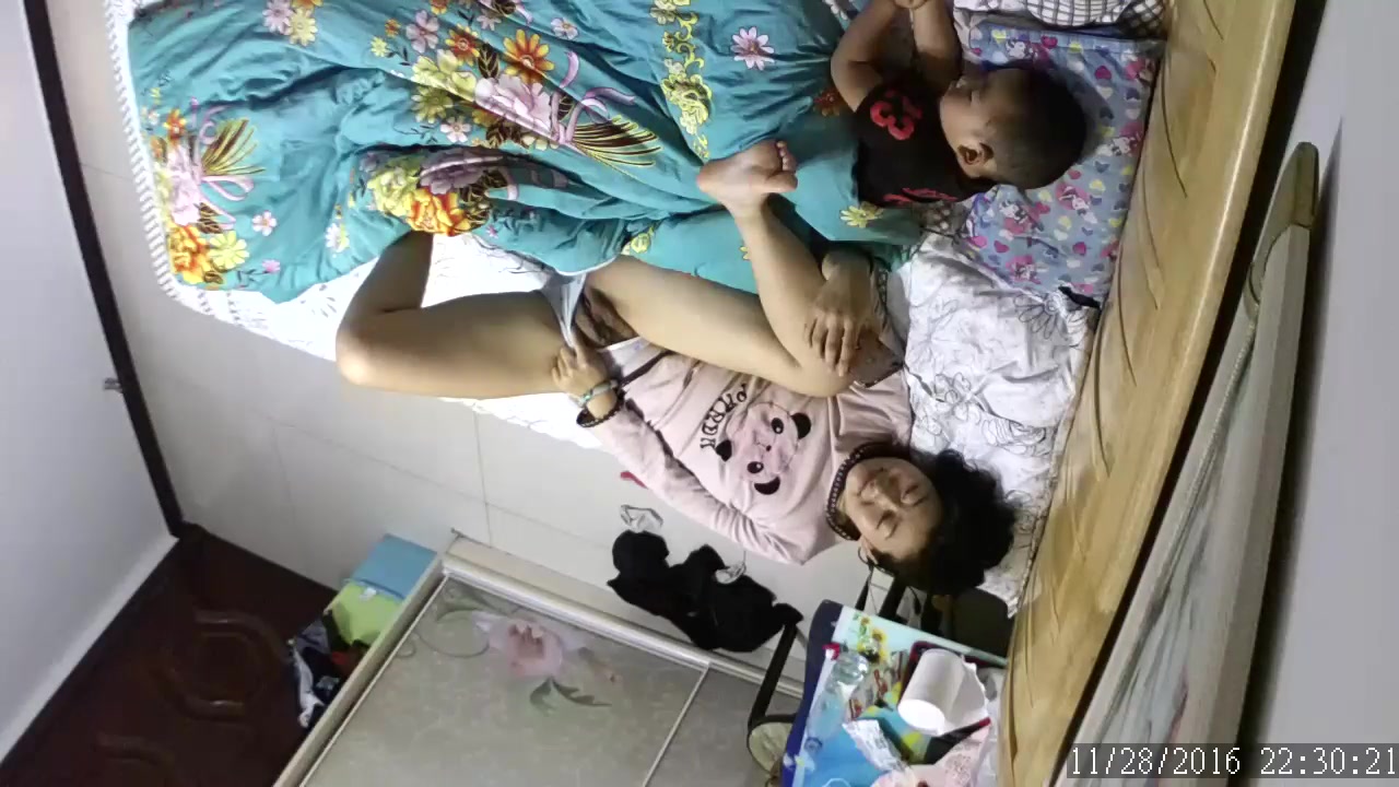 摄像头偷拍骚妈把孩子哄睡后玩手机，对着自己的逼和奶子给对方撸管