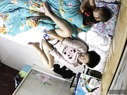 家庭网络摄像头监控TP骚妈把孩子哄睡后玩手机视频对着自己的逼和奶子给对方撸管