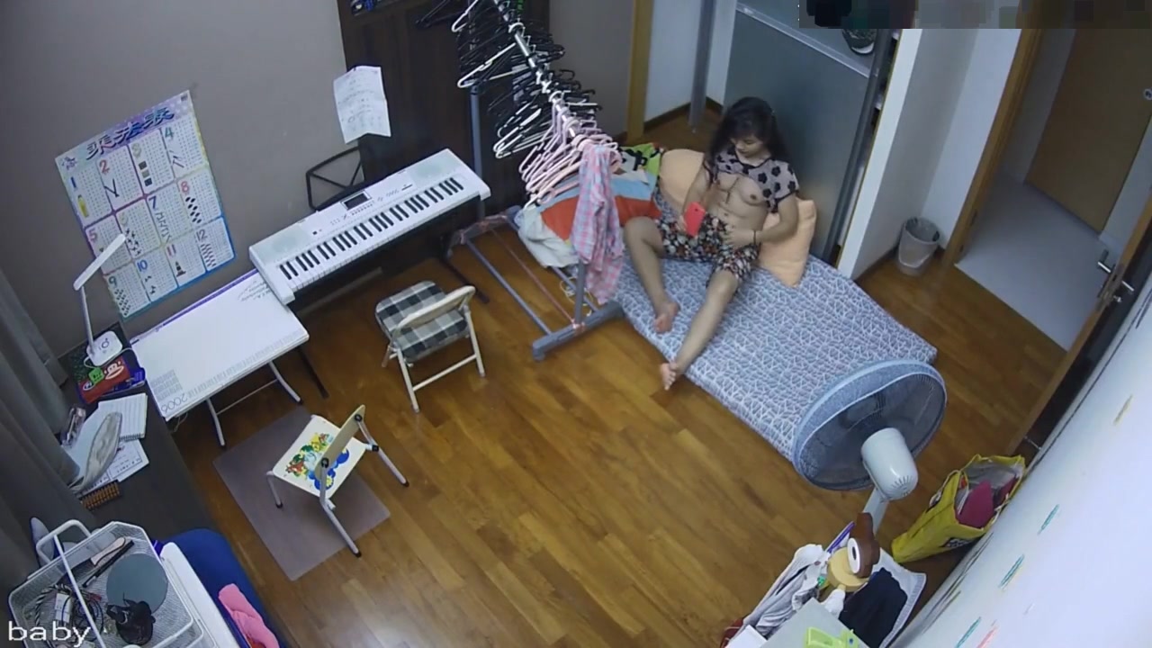 家庭网络摄像头TP妹子练完琴和男友手机视频自慰给对方看