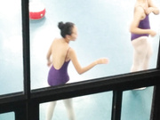 舞蹈训练室窗外看见漂亮妹子穿性感连体舞蹈服练舞蹈就不受控制的想窥视她们的嫩B